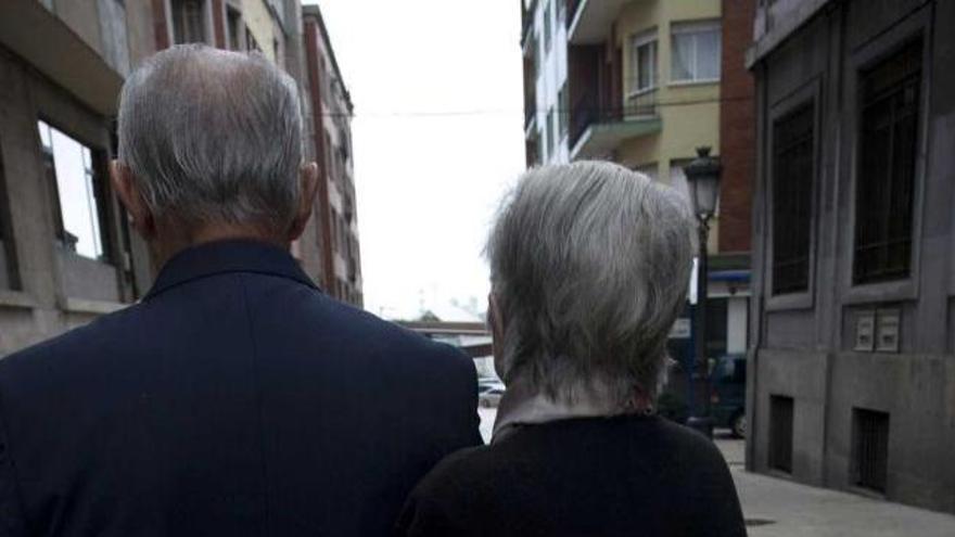 Una pareja pasea por Avilés.