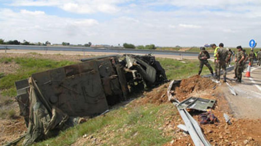 Herido grave un soldado al salirse de la vía un camión militar en Badajoz