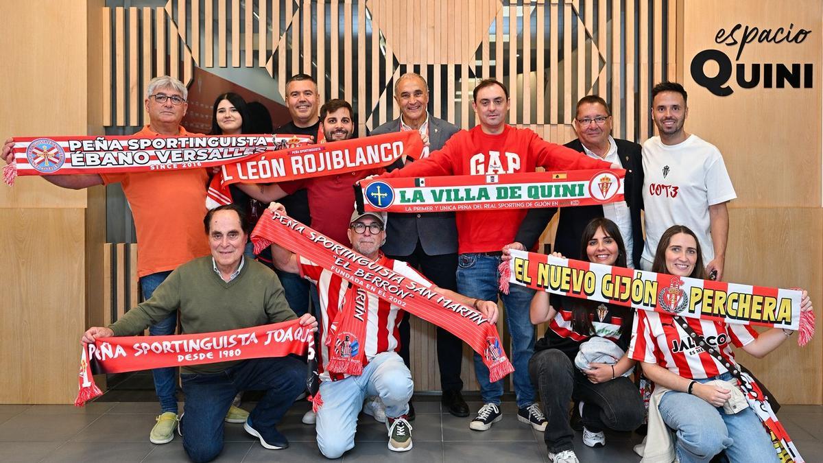 Diego Canga, con la bufanda de la peña La villa de Quini, con representantes de otras peñas sportinguistas en el Espacio Quini.