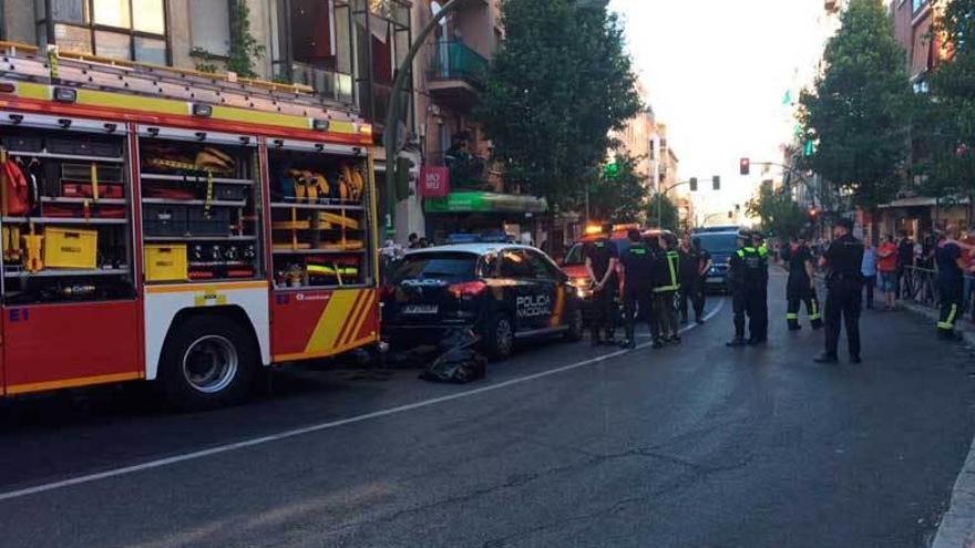 Bomberos y policías, ante el edificio del bufete, tras descubrirse los cadáveres.