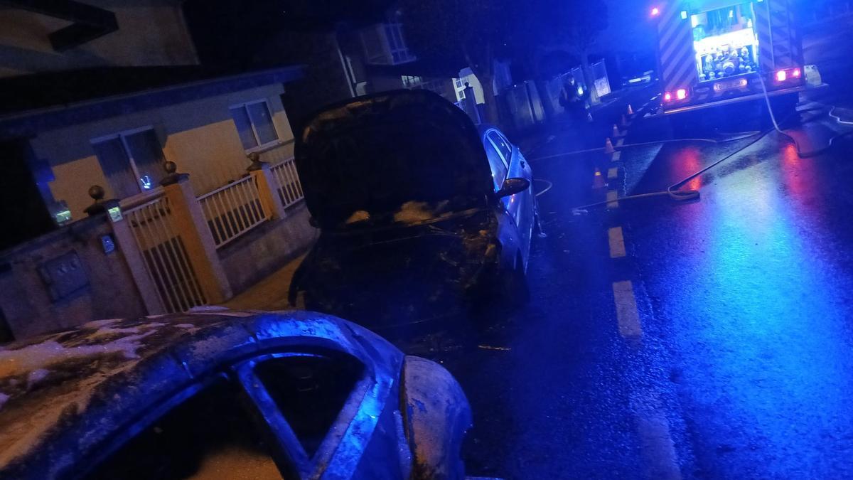 Dos vehículos arden de madrugada en Montrove, en Oleiros.