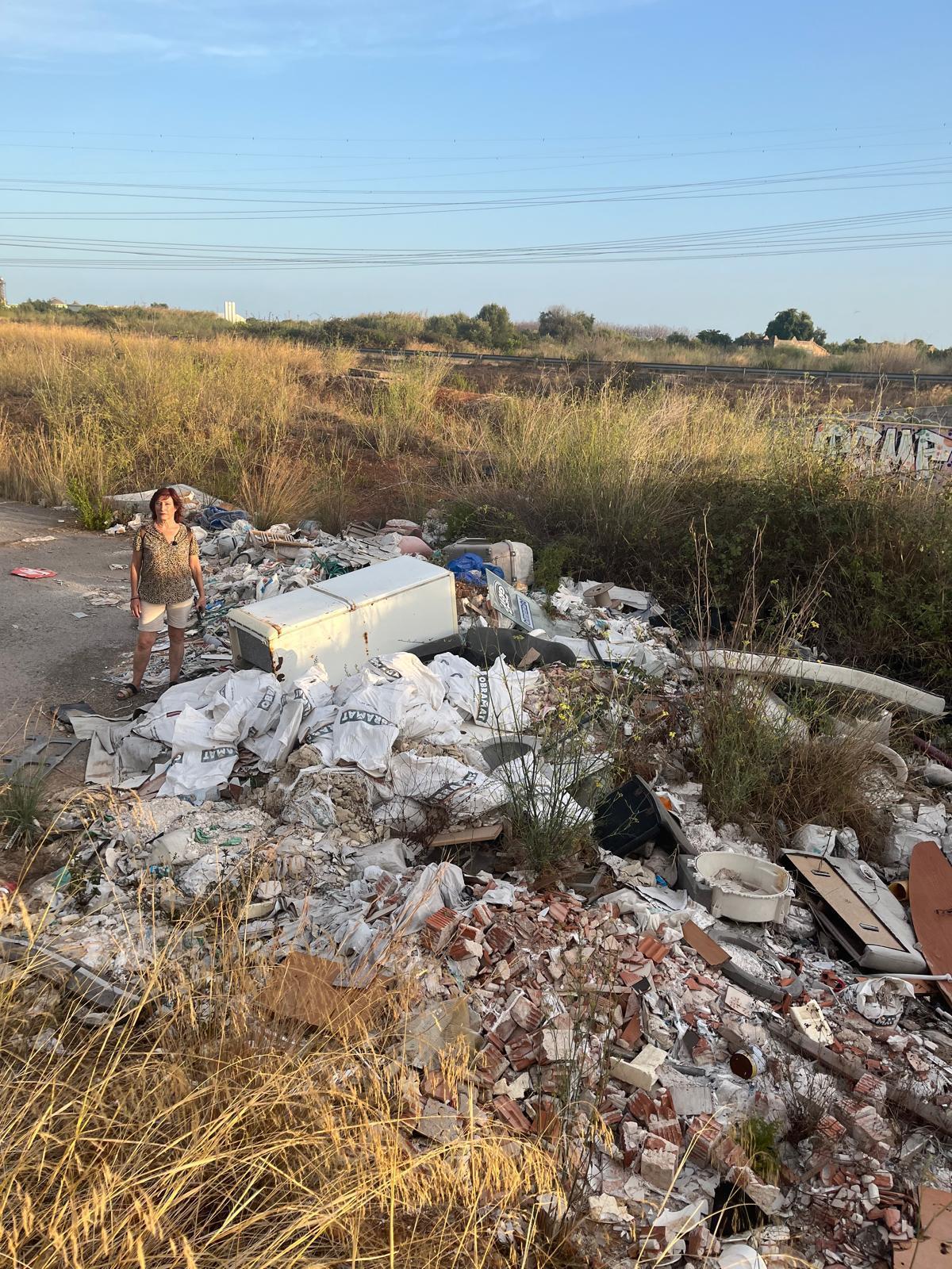Anunciación Láinez junto a no de los vertederos incontrolados.