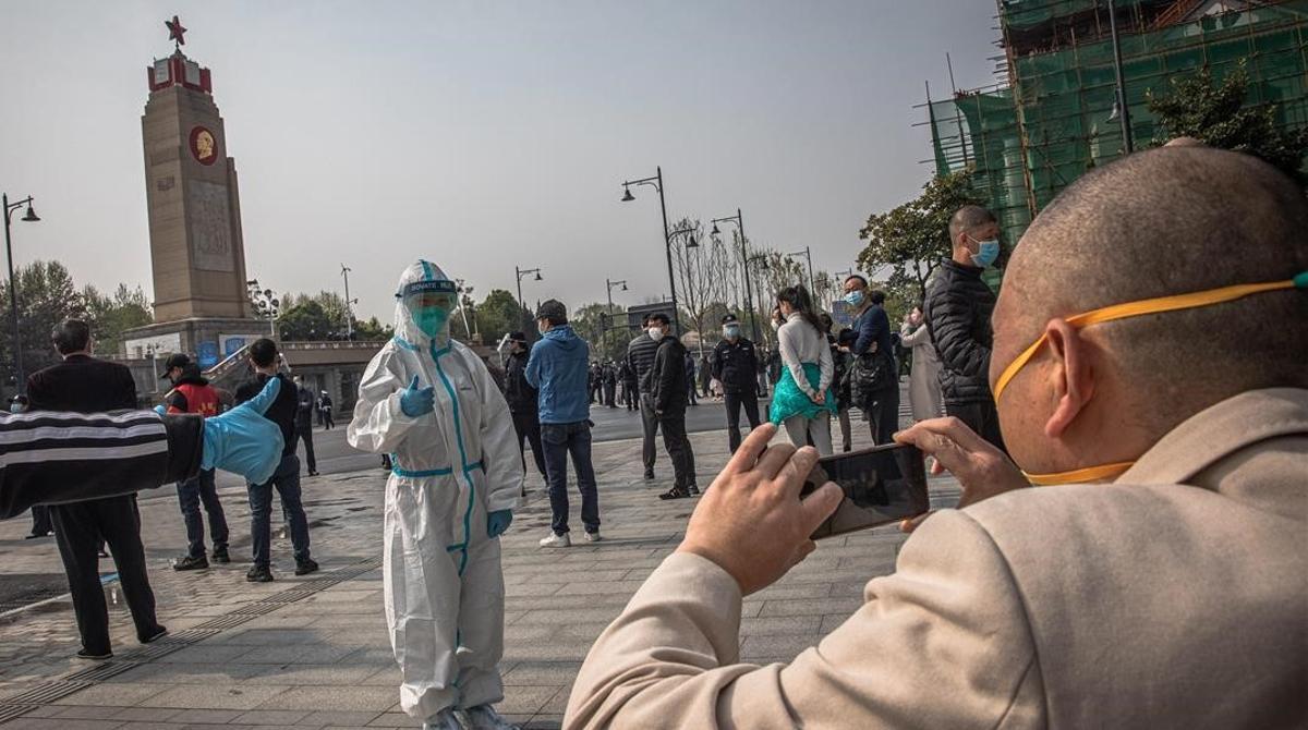 Una mujer vestida con un traje protector posa para una fotografia el 4 de abril en Wuhan.