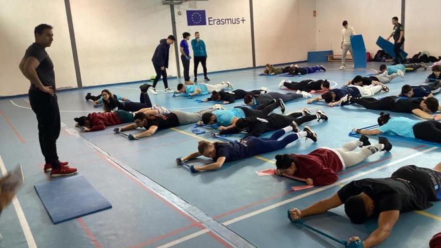 Los alumnos contaron ayer con un profesor de reconocido prestigio en el fitness.  | // FARO