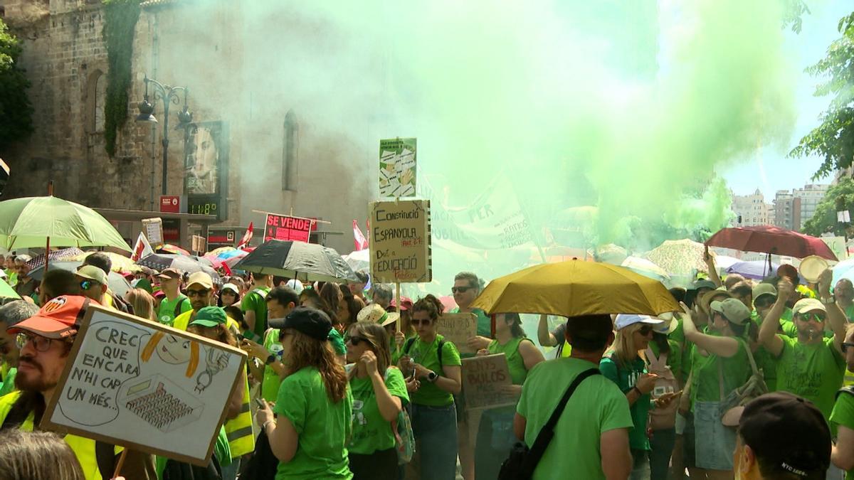 Una multitudinària manifestació de professorat recorre este dimecres els carrers de València fins a la Conselleria d'Educació en el dia 13 de la vaga indefinida.