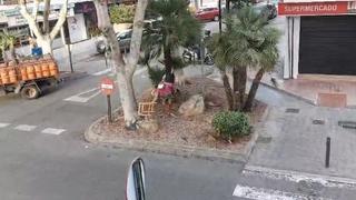Un hombre fuera de sí rompe una silla y amenaza a otro en plena calle en Ibiza
