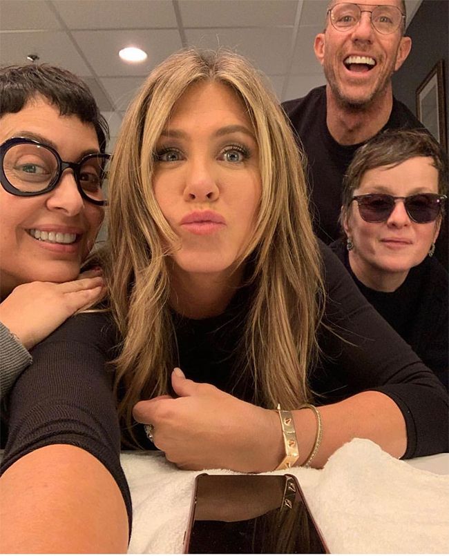 Jennifer Aniston con su equipo de estilismo.