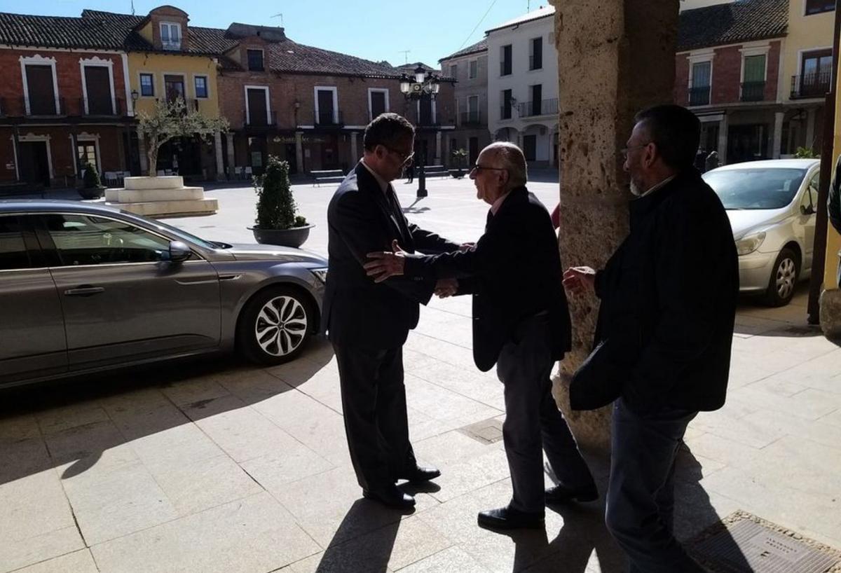 El alcalde de Villalpando, Félix González, recibe al consejero de Agricultura a las puertas del Ayuntamiento. | A. B.