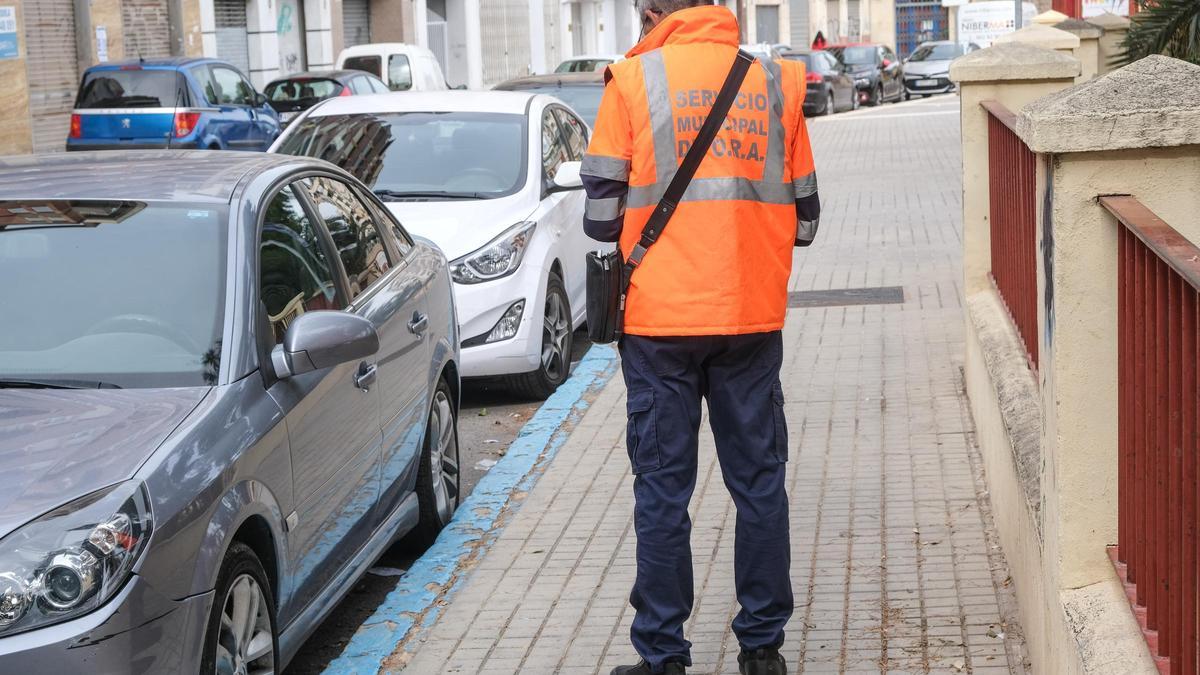 Un vigilante de la ORA, en Elche