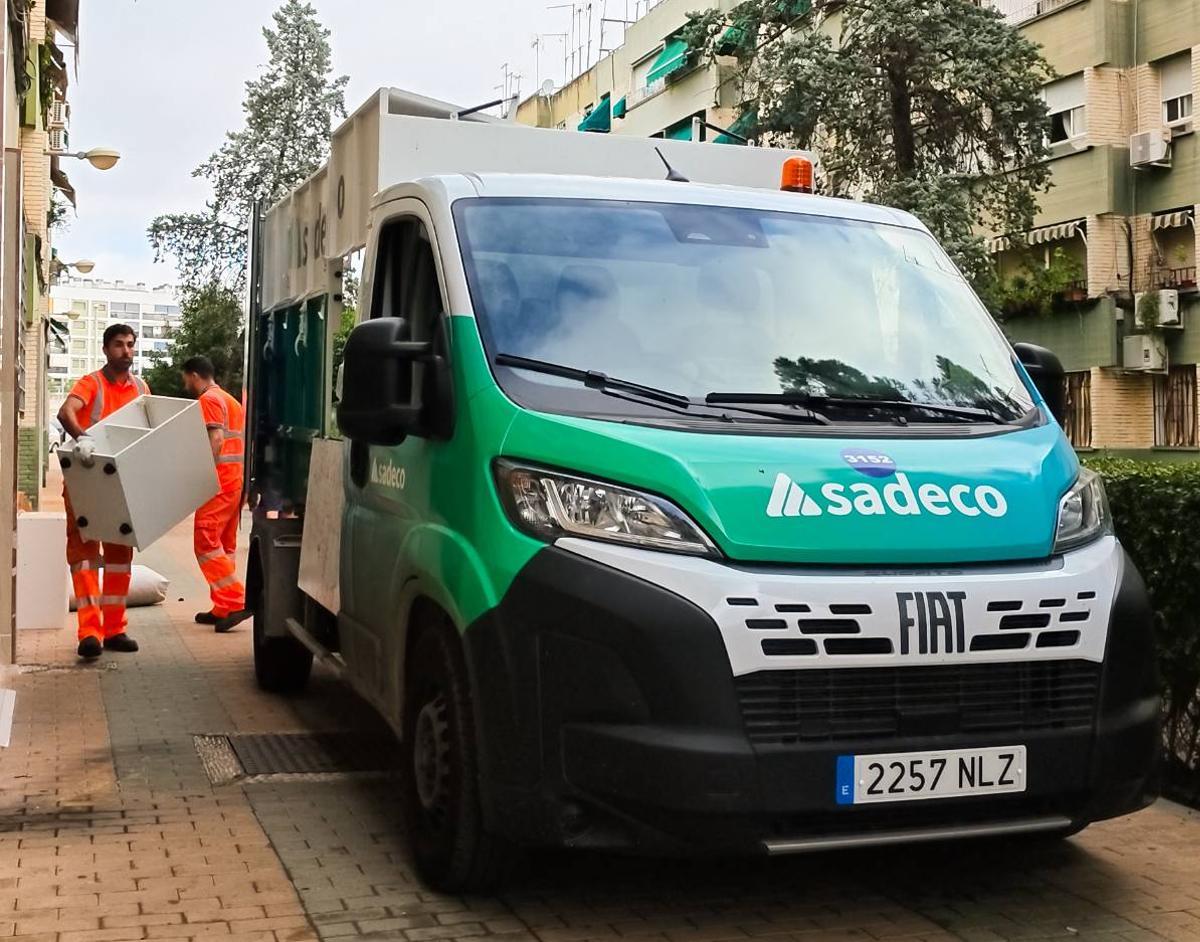 Trabajadores de Sadeco recogen enseres de un calle de Córdoba.