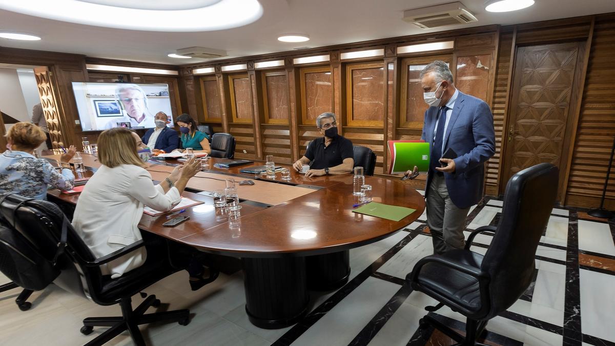 Momentos previos al inicio de la reunión del Consejo de Gobierno de hoy jueves en Las Palmas de Gran Canaria.