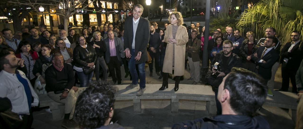 Toni Cantó y Marta Martín en un acto con militantes de Cs, en Alicante, en plenas primarias.