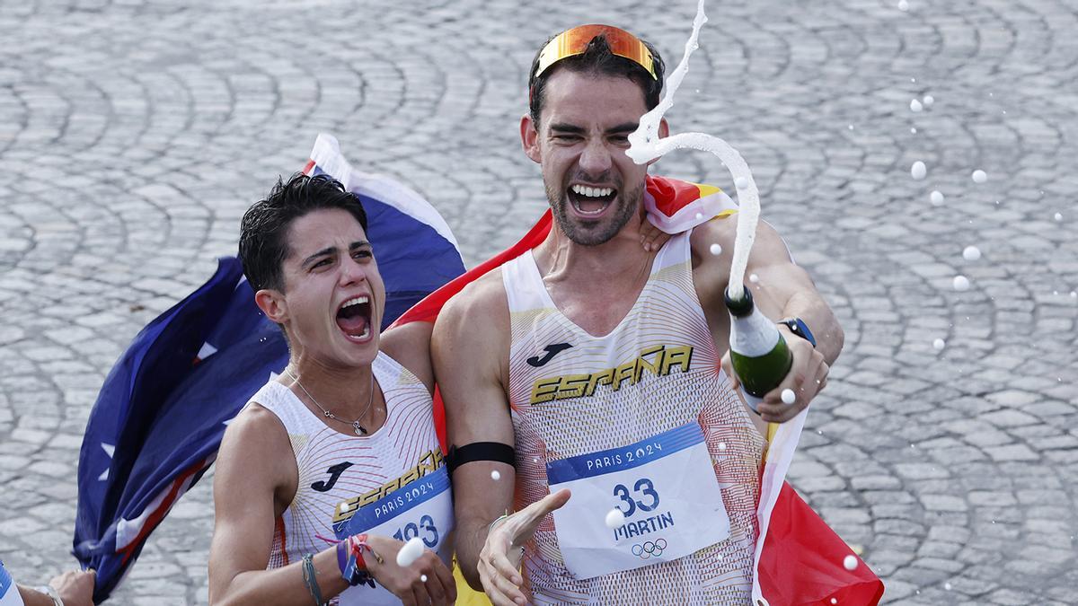 Euforia de la pareja María Pérez y Álvaro Martín de marcha española, tras ganar el oro olímpico