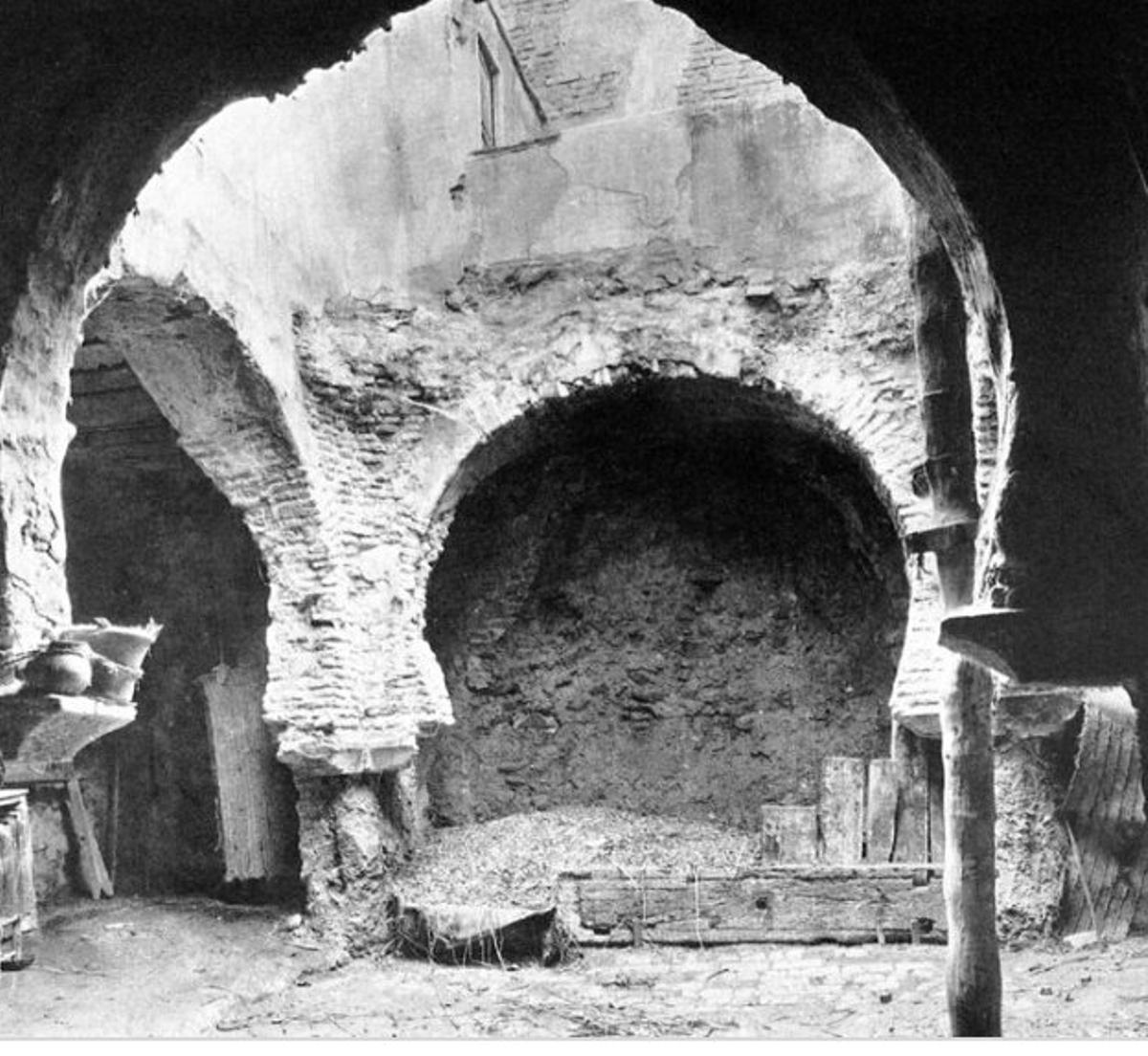 Restos de los Baños Árabes, situados en la calle Madre de Dios, muy deteriorados.