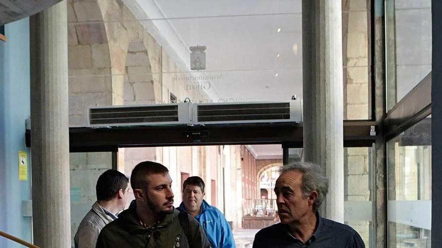 Adrián Arias y Manuel Cañete, de la Federación de Asociaciones de Vecinos, a su llegada a una de las reuniones sobre presupuestos participativos en el Ayuntamiento de Gijón.