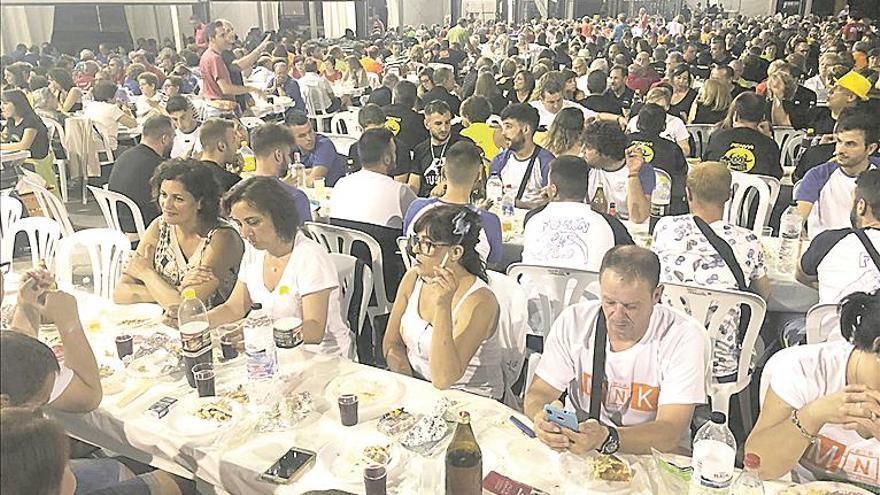 Un millar de comensales participa en la cena de tortilla de la Vilavella