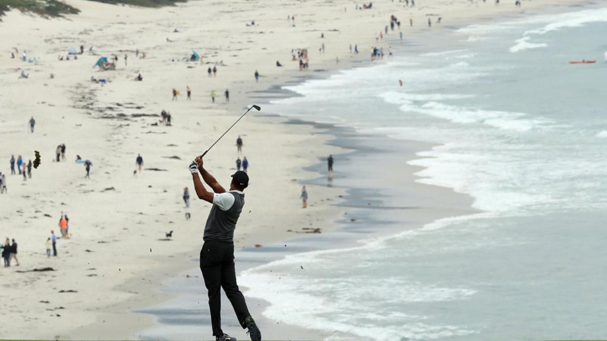 Tiger Woods, de los Estados Unidos, juega un segundo tiro en el noveno hoyo durante la primera ronda del Abierto de Estados Unidos 2019 en Pebble Beach Golf Links en Pebble Beach, California.