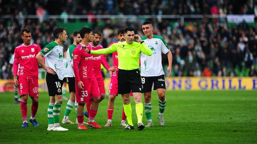 El CD Tenerife explota contra los arbitrajes tras la actuación de Fuentes Molina en el partido contra el Racing
