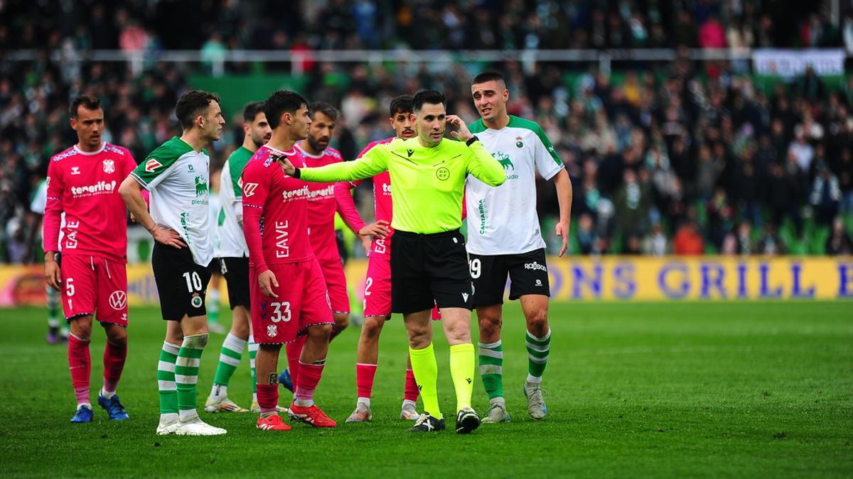 Fuentes Molina se lleva la mano al pinganillo justo antes de revisar la posible falta previa al gol de Andrés Martín.