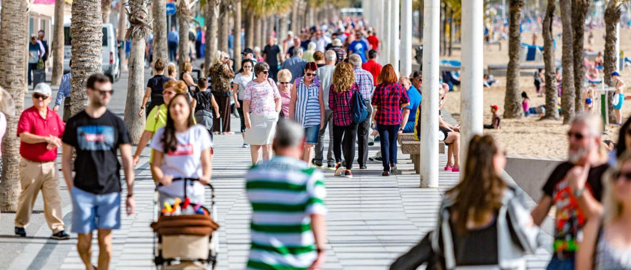 La zona del paseo de Levante de Benidorm, en primera línea, lleno de personas caminando.