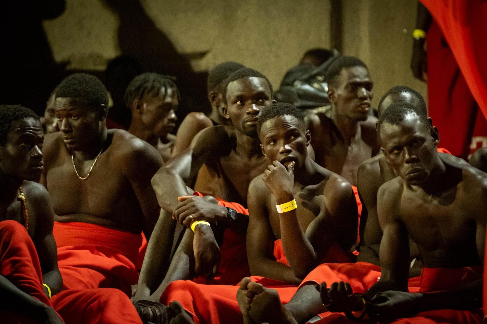 Llegada de un cayuco al Puerto de Granadilla