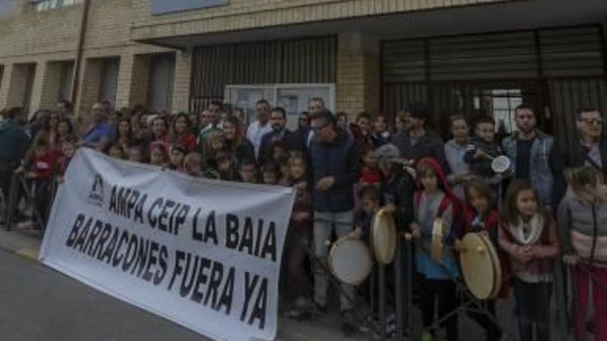 La protesta de ayer en el colegio de Las Bayas.