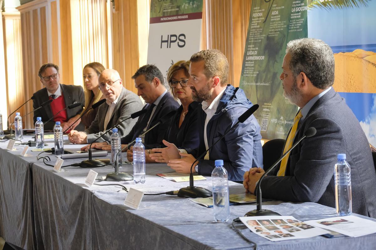 Miembros del Cabildo, Ayuntamiento capitalino y del Gobierno de Canarias junto a miembros de ACO.