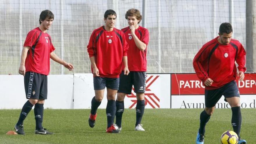 Borja Navarro, segundo por la izquierda, bromea con Juan y Muñiz, mientras Portilla conduce el balón.