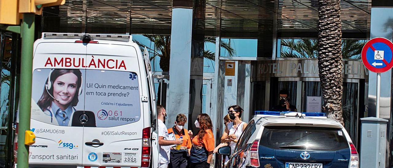 Sanitarios y policías, a las puertas del hotel Palma Bellver, donde se confinó a los estudiantes.