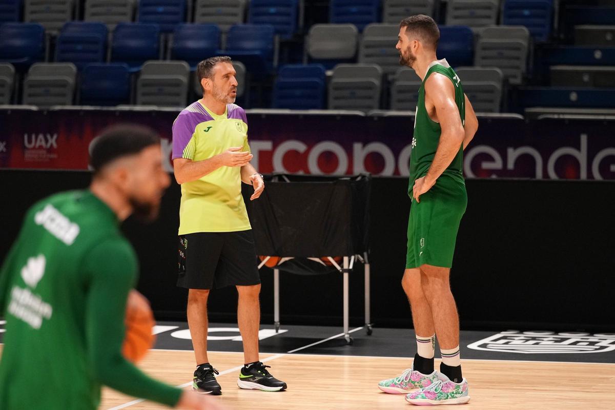 Ibon Navarro y David Kravish conversan en un entrenamiento previo a la leisón del pívot.