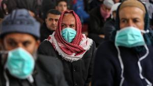 Musulmanes palestinos se protegen con máscaras durante el sermón del viernes, en Khan Youinis, Gaza. 