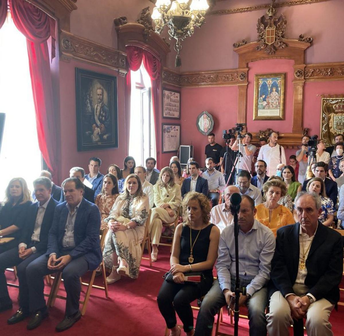 Asistentes al nombramiento como hijo predilecto de Villaviciosa de José Luis Hevia, ayer en el salón de plenos. | A. L.