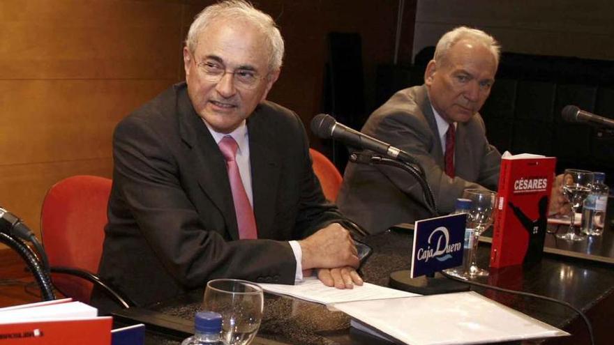 José Manuel Otero Novas (izquierda), junto a Francisco Rodríguez, en un foro anterior.