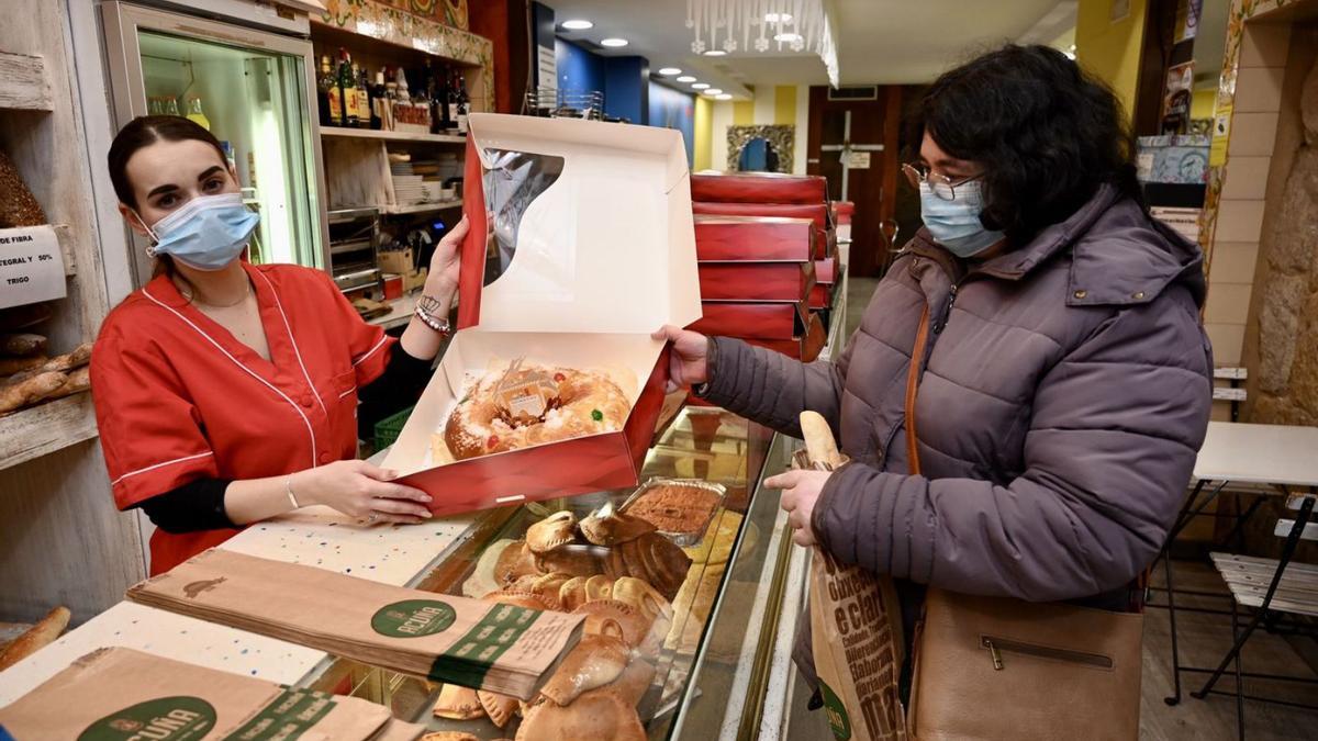 Una cliente se lleva uno de los tradicionales roscones de Reyes de Acuña.   | // RAFA VÁZQUEZ 