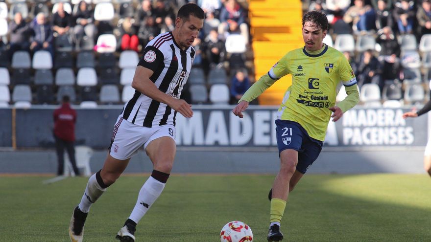 Alegría conduce el balón en el encuentro ante el Villafranca.