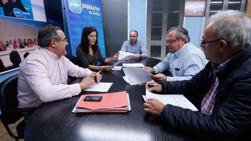 Carmen Rodríguez Maniega, ayer, con su equipo durante la reunión para preparar la campaña.