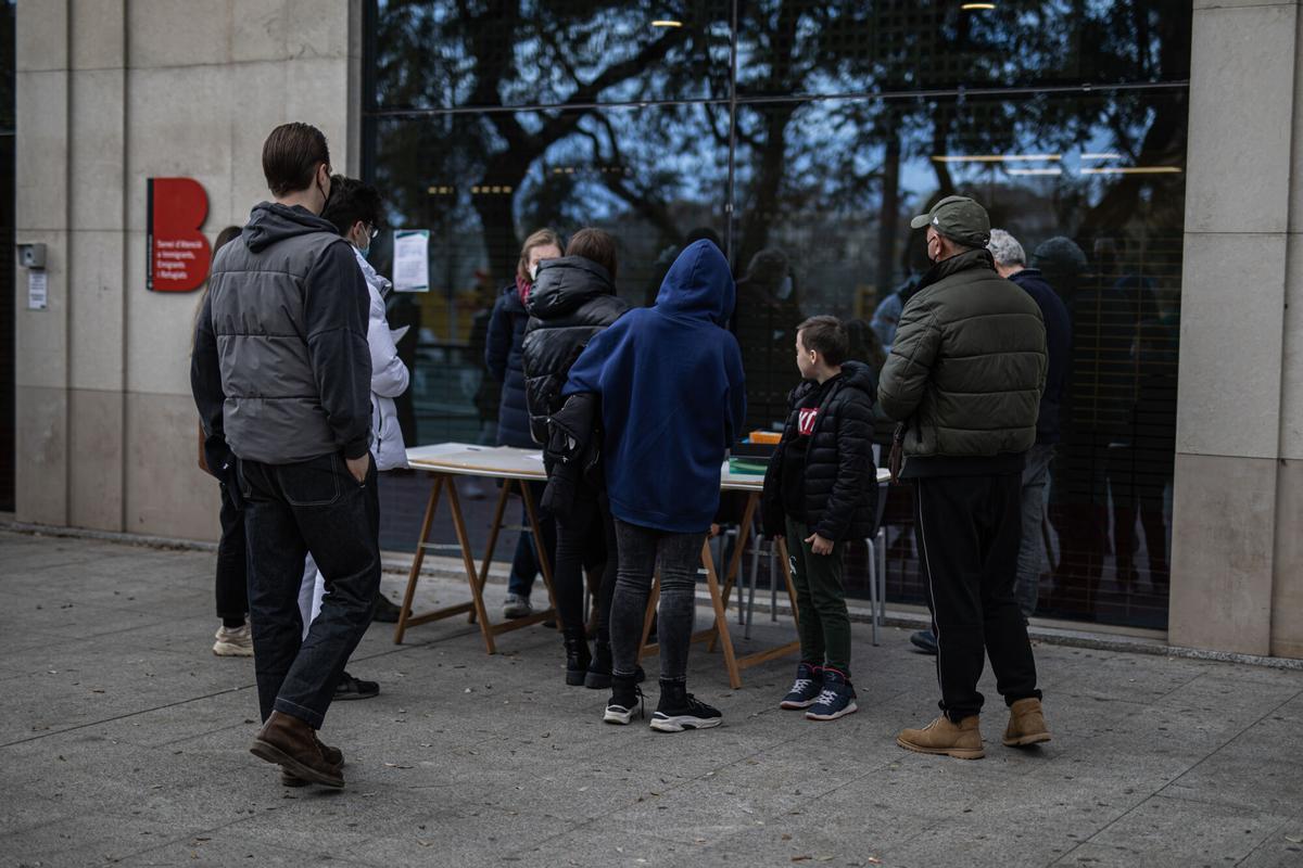 Extranjeros en la entrada del SAIER, donde el CITE ha desarrollado su asesoramiento en extranjería durante décadas.