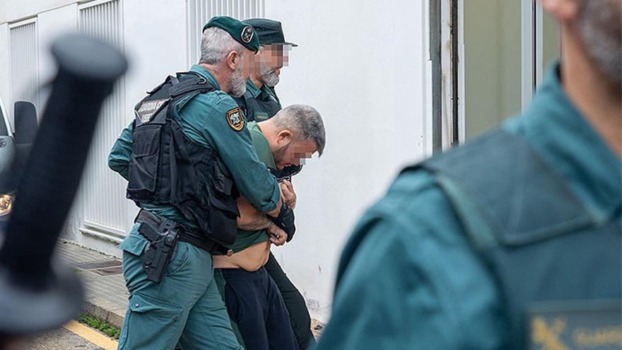 Los detenidos por matar a dos guardias civiles llegan al juzgado de Barbate