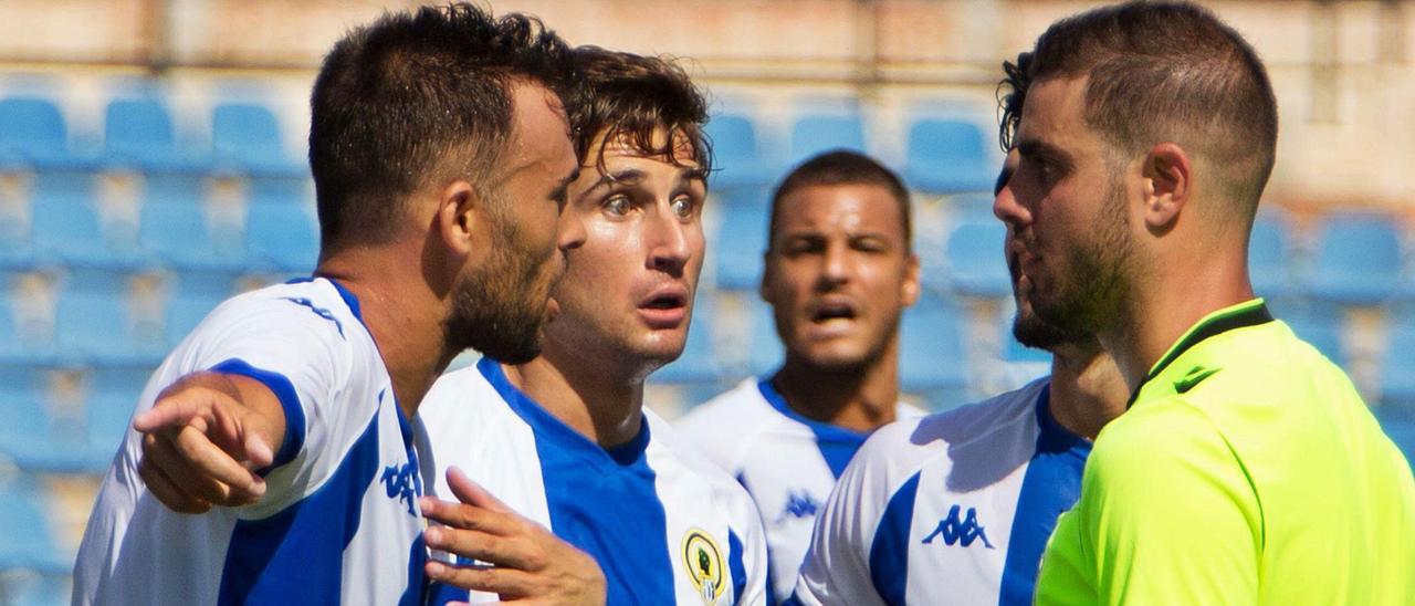 Los jugadores
 del Hércules piden
 explicaciones al
árbitro. jose navarro