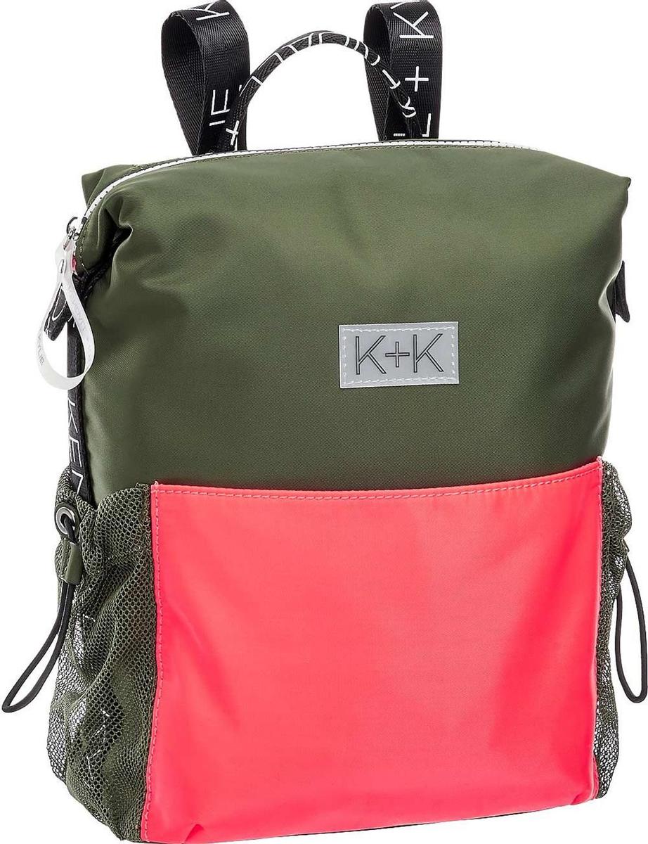 Mochila cuadrada verde con bolsillo fucsia de Kendall+Kylie Jenner para Deichmann. (Precio: 29, 90 euros)