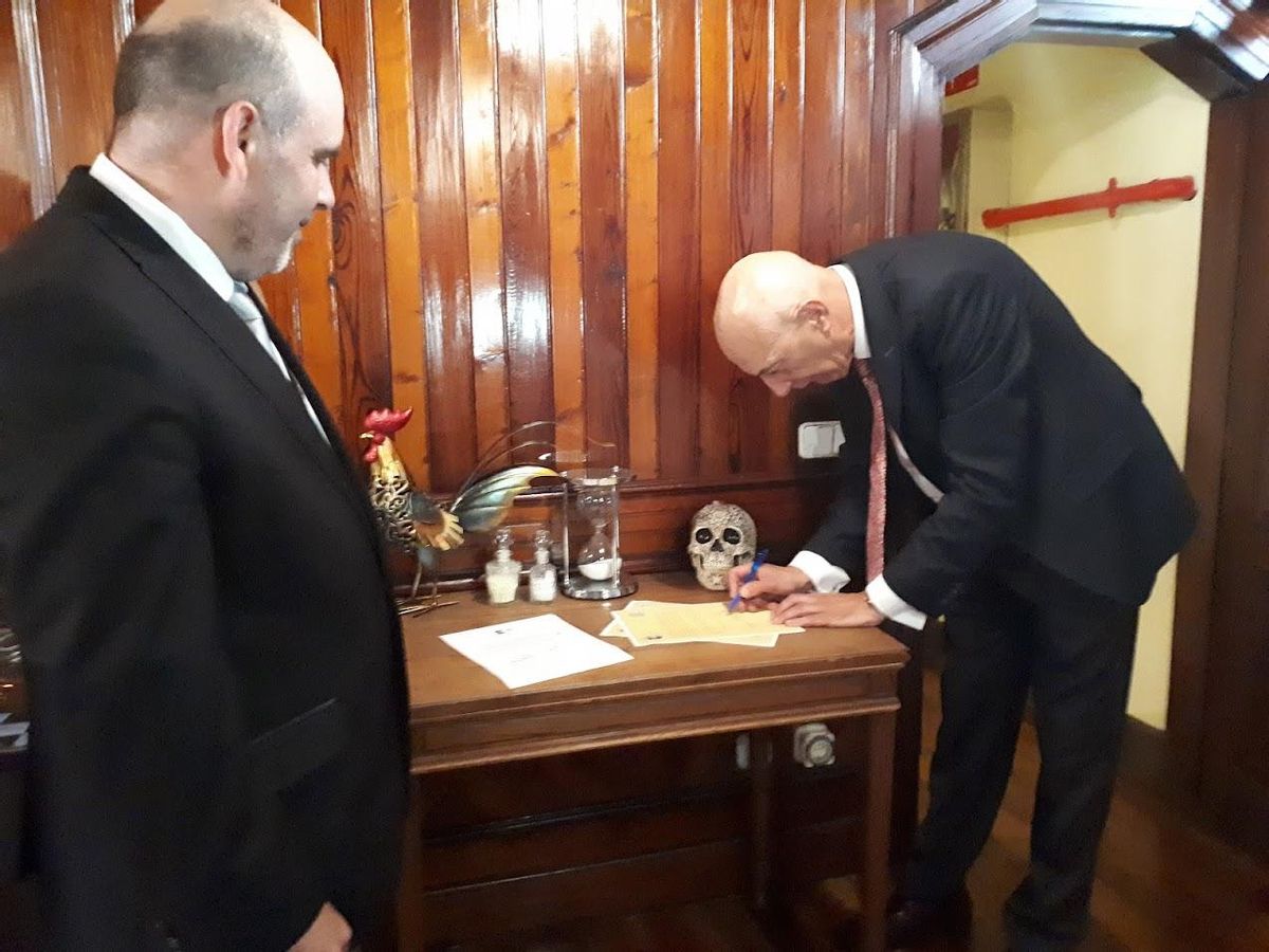 Alberto Valín Fernández firma la cesión de los derechos de su obra en el templo masónico de la Casa de Fonseca, actual Archivo Histórico.