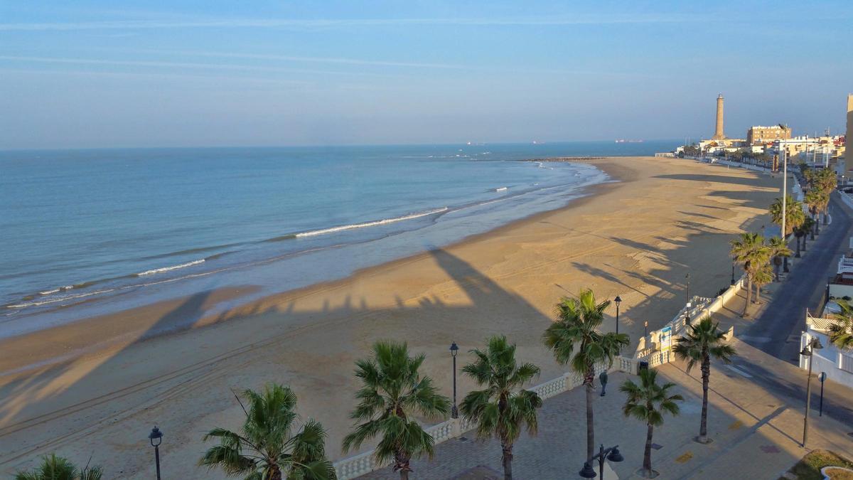 Vista de la Playa de Regla desde el Santuario con el Faro de fondo