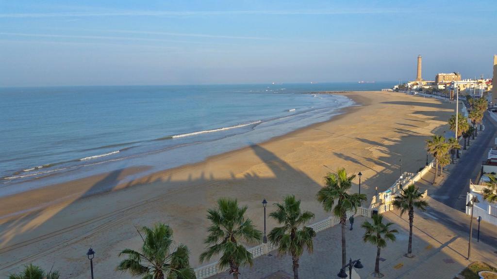 Vista de la Playa de Regla desde el Santuario con el Faro de fondo