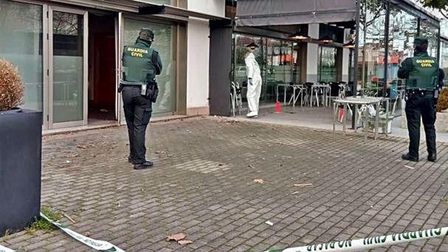 Agentes en el exterior del hotel de Bastiagueiro donde se desencadenó la pelea.