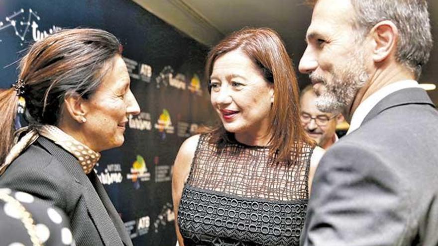 La presidenta Francina Armengol charla con Inma de Benito y Biel Barceló.