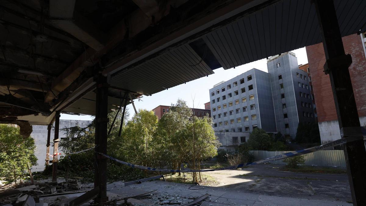 Edificios expoliados, escombros y maleza: así está el viejo HUCA tras más de una década de abandono