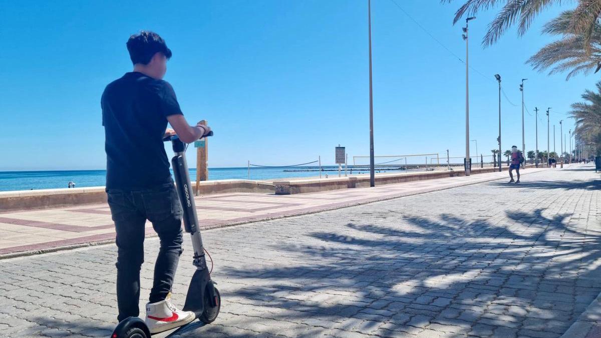 Un joven posa con un patinete para mostrar lo que no hay que hacer