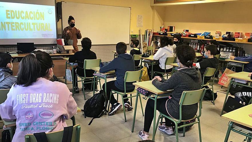 Charla sobre educación intercultural ayer, para estudiantes de sexto del CEIP Manuel Rivero.