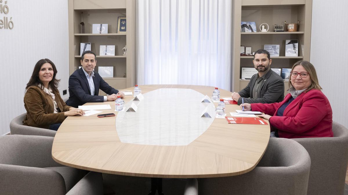 Reunión del equipo de gobierno con los representantes del PSPV-PSOE.