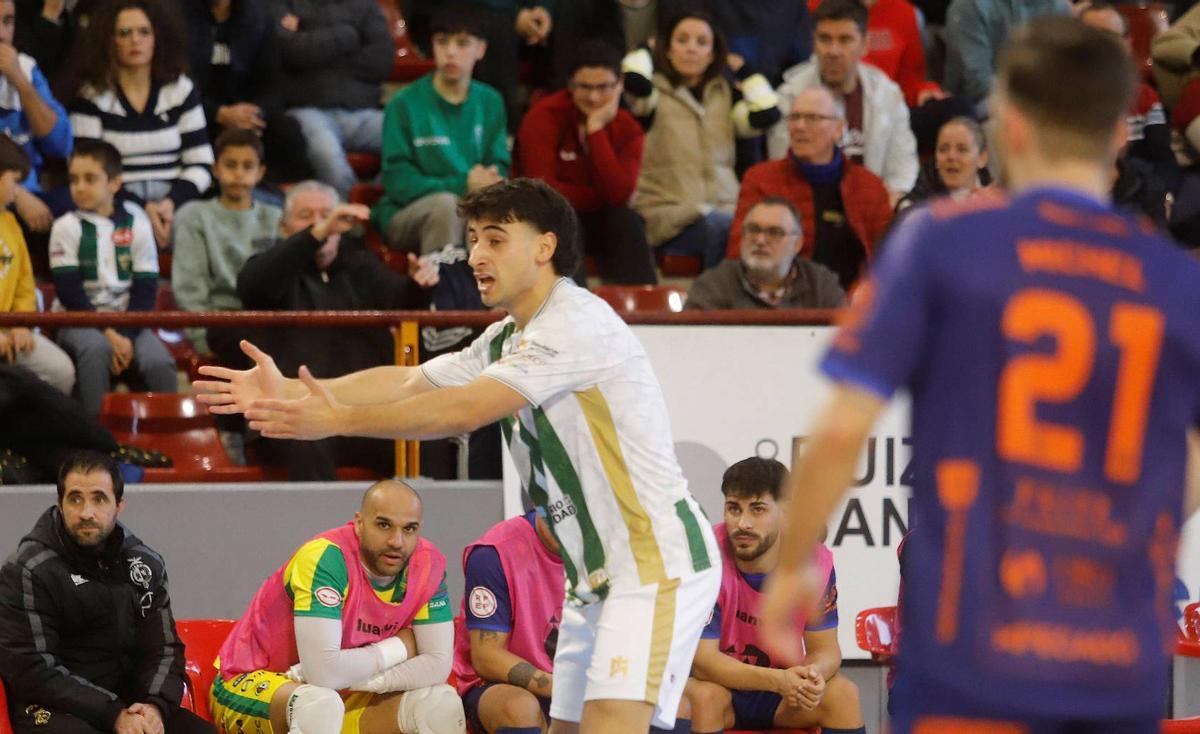 Pescio protesta una jugada en el Córdoba Futsal-Jaén Paraíso Interior de la primera vuelta.